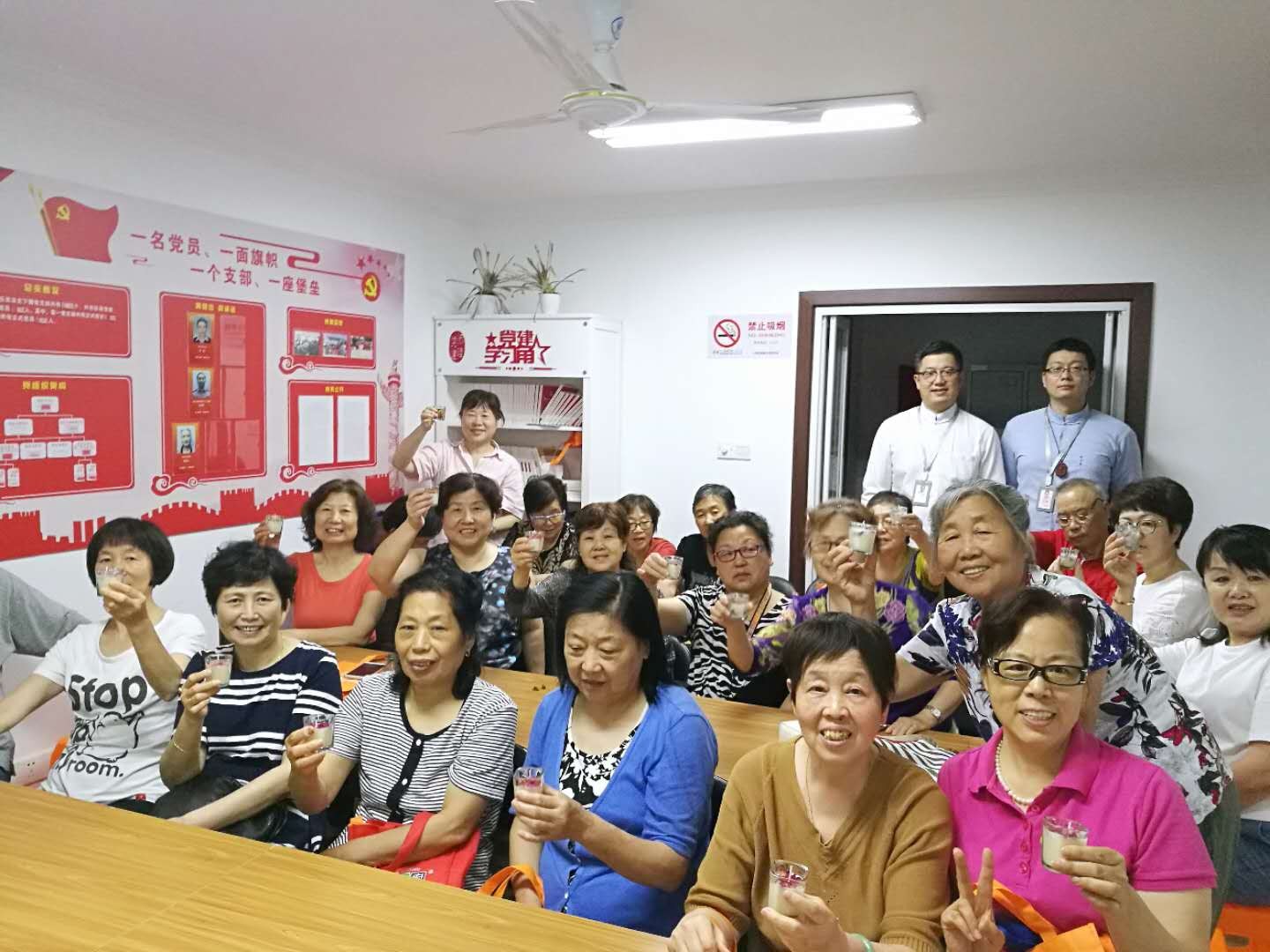 上海接力爱公益事业发展中心开展“端午花香灯，香溢地梨港”活动