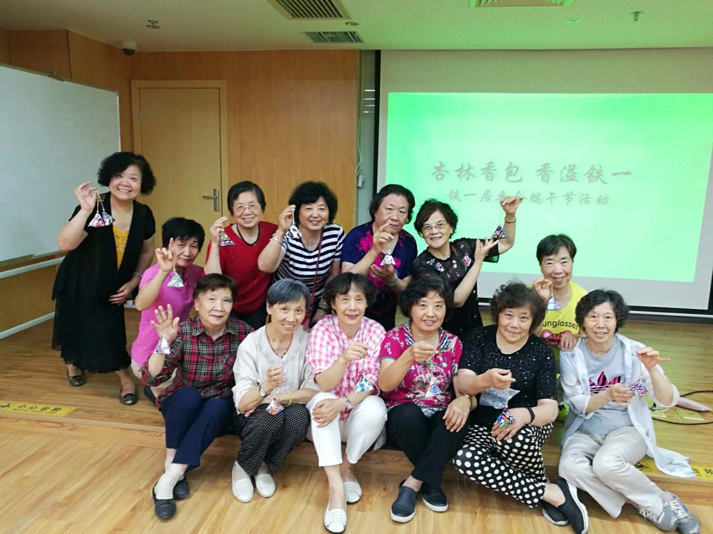 上海接力爱公益事业发展中心开展“杏林香包，香溢铁一”端午节活动