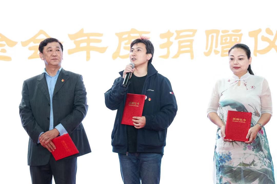 在2019年五里桥公益伙伴日上上海零壹公社青年发展中心获得五里桥基金会的捐款证书