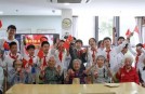喜迎双节，欢乐满堂。五里桥街道文体团队联合会和中山小学首次来到五里桥街道综合为老服务中心进行爱心公益慰问演出一同庆祝双节的到来。