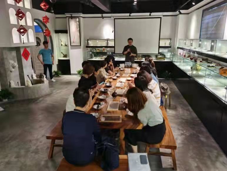 上海接力爱公益事业发展中心开展“合香珠制作”活动