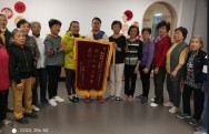 第二日间照护中心的老人们向工作人员表示感谢，感谢他们的付出，安排丰富多彩的活动，让晚年生活更加幸福，赠送锦旗表达谢意。