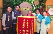 周阿姨向第一日间照护中心的工作人员表示感谢，感谢他们“不是亲人，胜似亲人，尊老敬老，爱心奉献”。