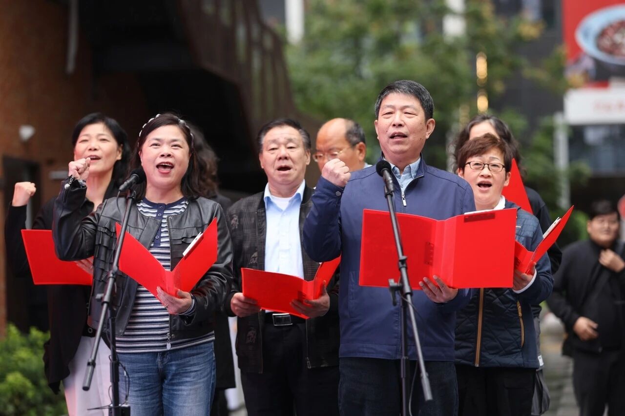 2025年11月1日，五里桥街道社区(老年)学校师生代表黄浦“人文行走”项目参加上海市人文行走移动课堂展示