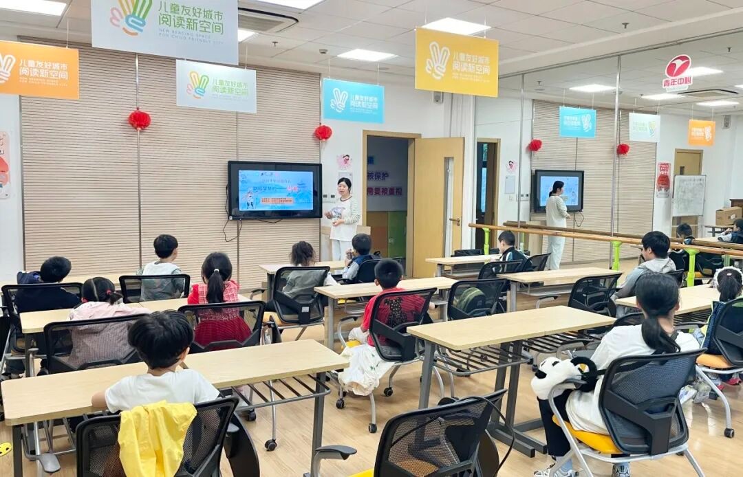 2025年10月19日，家文化节【黄浦儿友好阅读丨活动回顾】梦回千年 邂逅诗人：聪颖早慧的岑参，在五里桥社区文化活动中心举办。